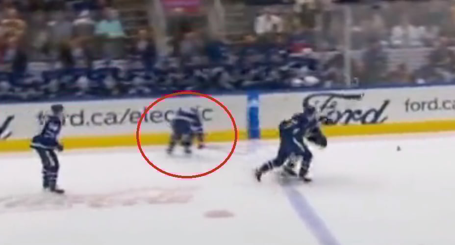 Mitch Marner se ridiculise en tentant de faire une mise en échec et la séquence enflamme les médias sociaux 
