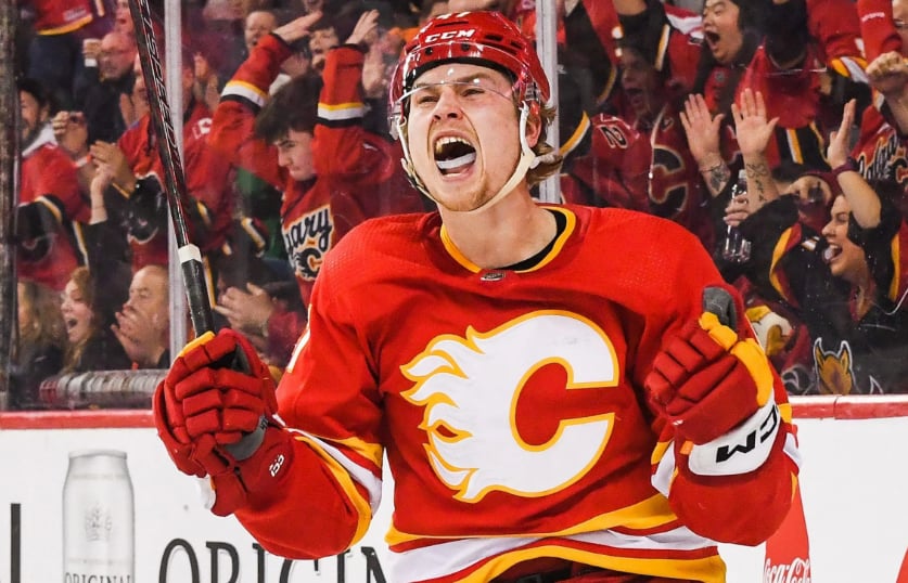Connor Zary est suspendu par la LNH