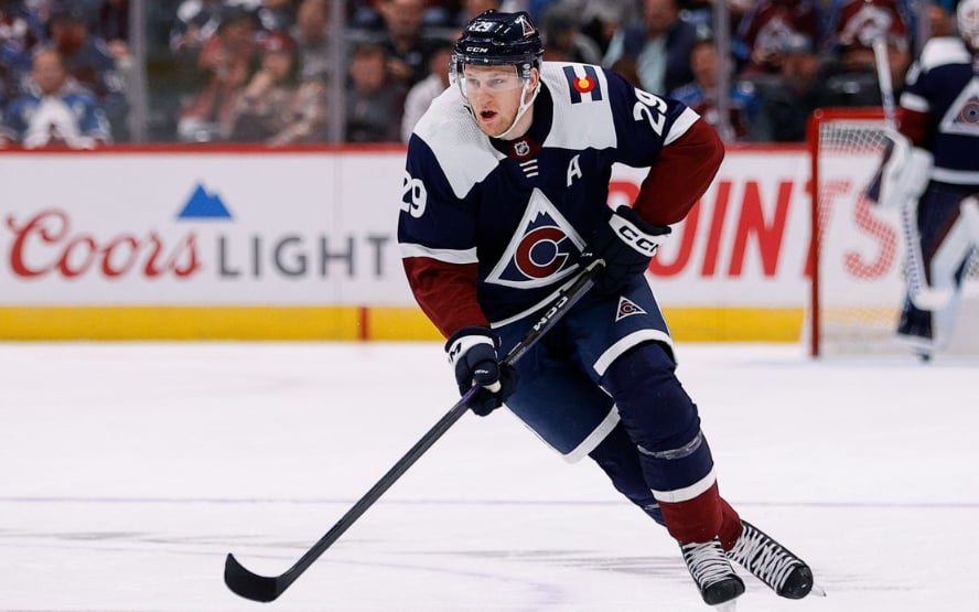 Nathan MacKinnon passe à l'histoire 