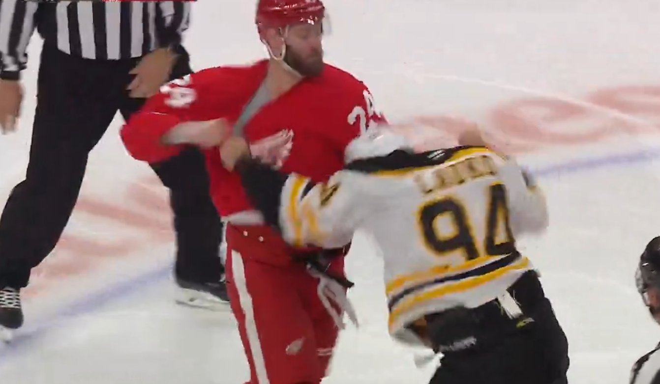 Austin Watson et Jakub Lauko nous offrent l'un des combats les plus intenses de la saison