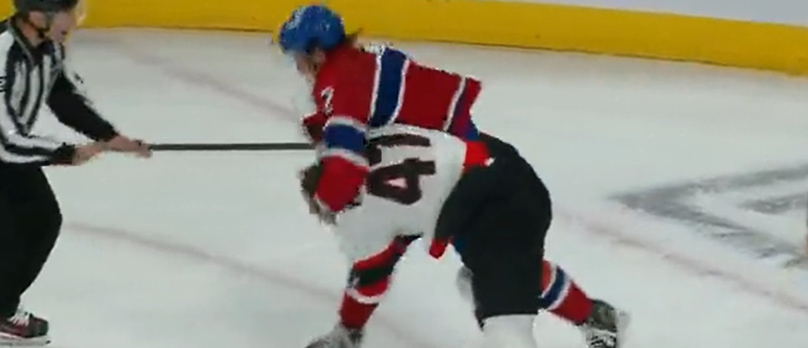 VIDEO | Arber Xhekaj jette les gants contre Mark Kastelic 