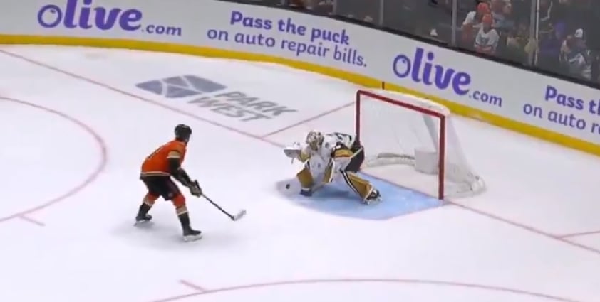 Trevor Zegras déculotte Logan Thompson pour inscrire son nom dans l'histoire de la LNH 