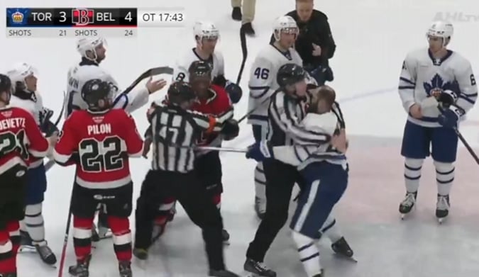 Kyle Clifford saute sur Boko Imama dans la ligne de poignée de main