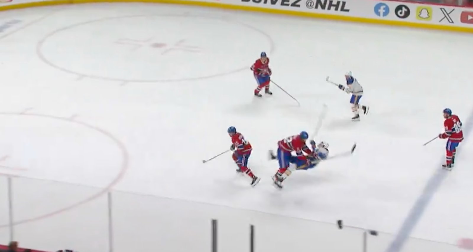 Arber Xhekaj sonne les cloches de Zemgus Girgensons en plein milieu de la glace