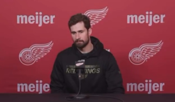 Dylan Larkin critique ouvertement Steve Yzerman en point de presse