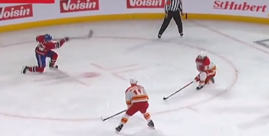 Terrible scène au Centre Bell alors que Chris Tanev reçoit un tir près de la tête 