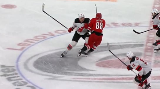 Timo Meier risque une suspension pour un coup de genou sur Martin Necas