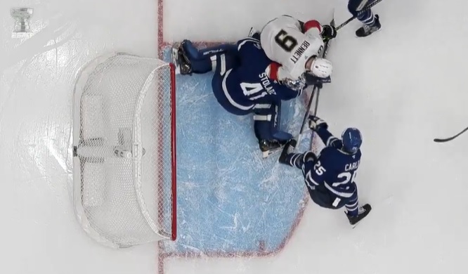 La LNH annonce sa décision pour le geste salaud de Sam Bennett sur Anthony Stolarz