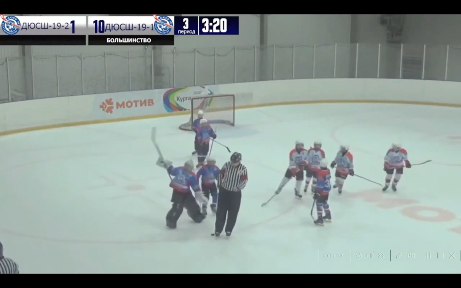 VIDÉO | Un jeune gardien de 10 ans pète un plomb et attaque un arbitre avec son bâton 