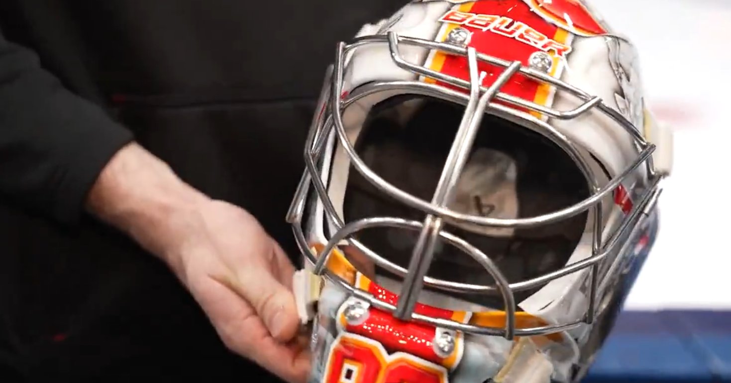 Dan Vladar rend hommage à son ancien coéquipier Johnny Gaudreau avec un magnifique masque sur mesure