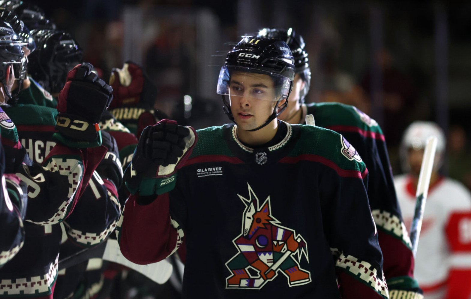 Dylan Guenther et Jack McBain ont eu une bien mauvaise surprise pour ne pas avoir payé leurs factures