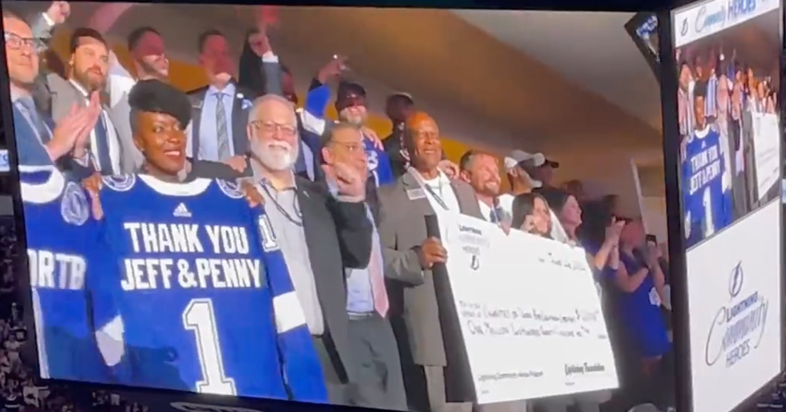 Le propriétaire du Lightning de Tampa Bay pose un superbe geste