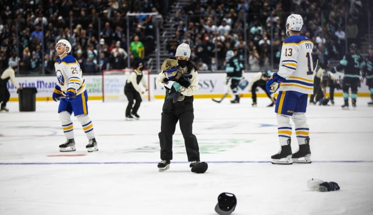 Voyez ce qui arrive avec les casquettes lancées sur la glace lors d'un tour du chapeau