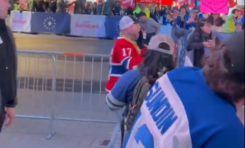 Danick le superfan du CH était à Toronto pour narguer les partisans des Leafs après le massacre