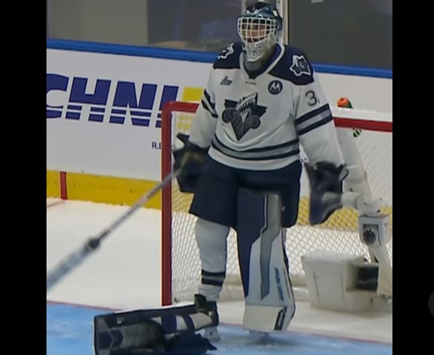 Mathis Langevin perd sa jambière en plein match de la Coupe Memorial
