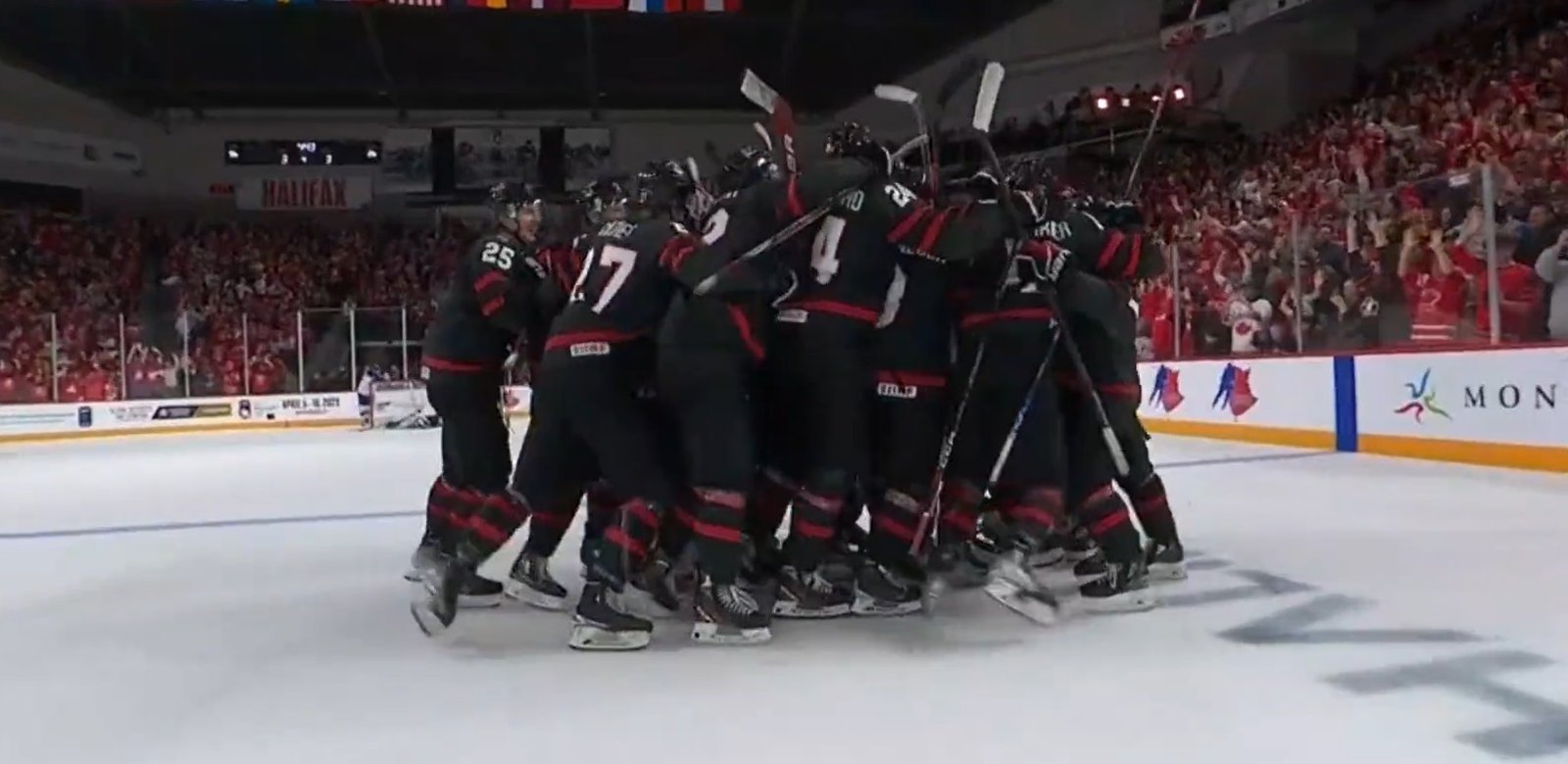 À VOIR : Connor Bedard inscrit le but du tournoi jusqu'à présent! 