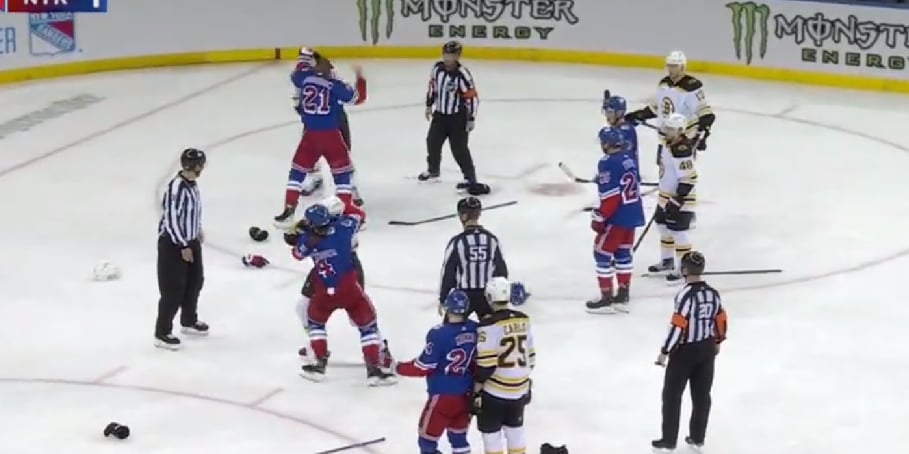Deux violents combats éclatent en même temps dans le match entre les Bruins et les Rangers