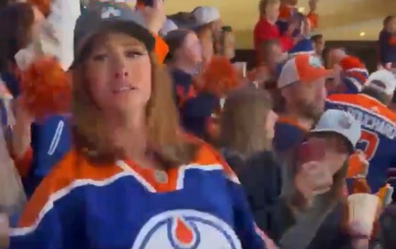 La “flasheuse” des Oilers était de retour pour le match #4!
