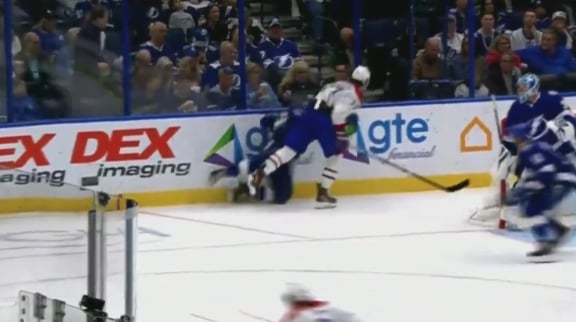 Josh Anderson démolit Erik Cernak et jette les gants