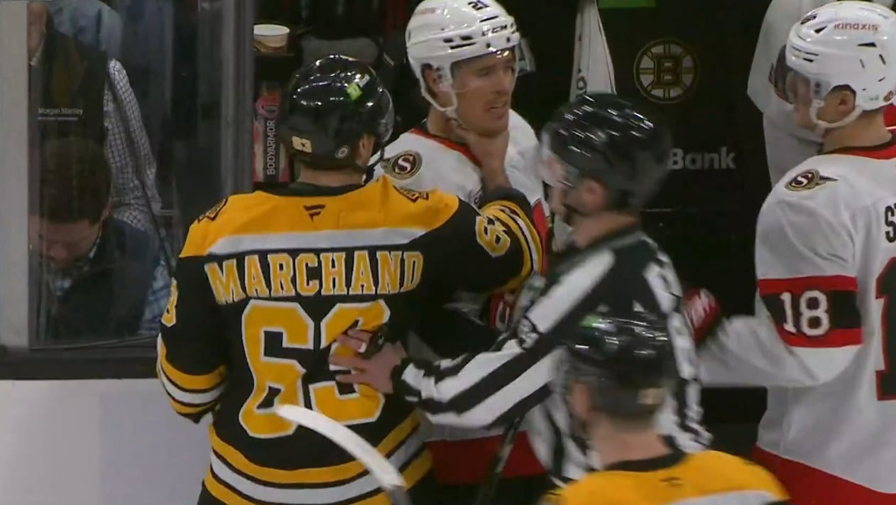 Brad Marchand agrippe un adversaire par la gorge