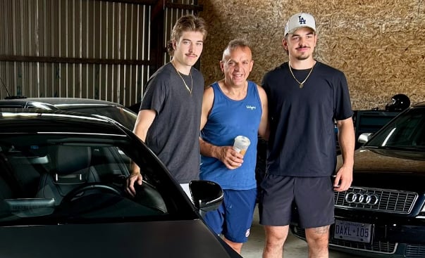 Arber et Florian Xhekaj surprennent leur père avec sa voiture de rêve