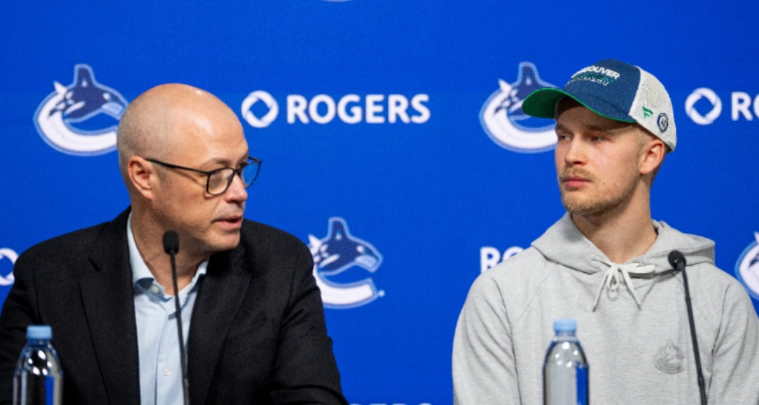 Le DG des Canucks refuse d'affirmer qu'il n'échangera pas Elias Pettersson