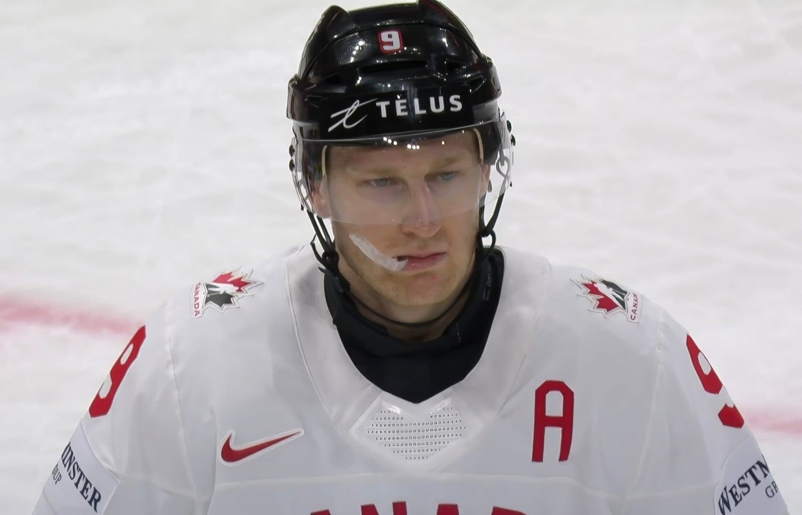 Nathan MacKinnon a l'air misérable au Championnat du monde