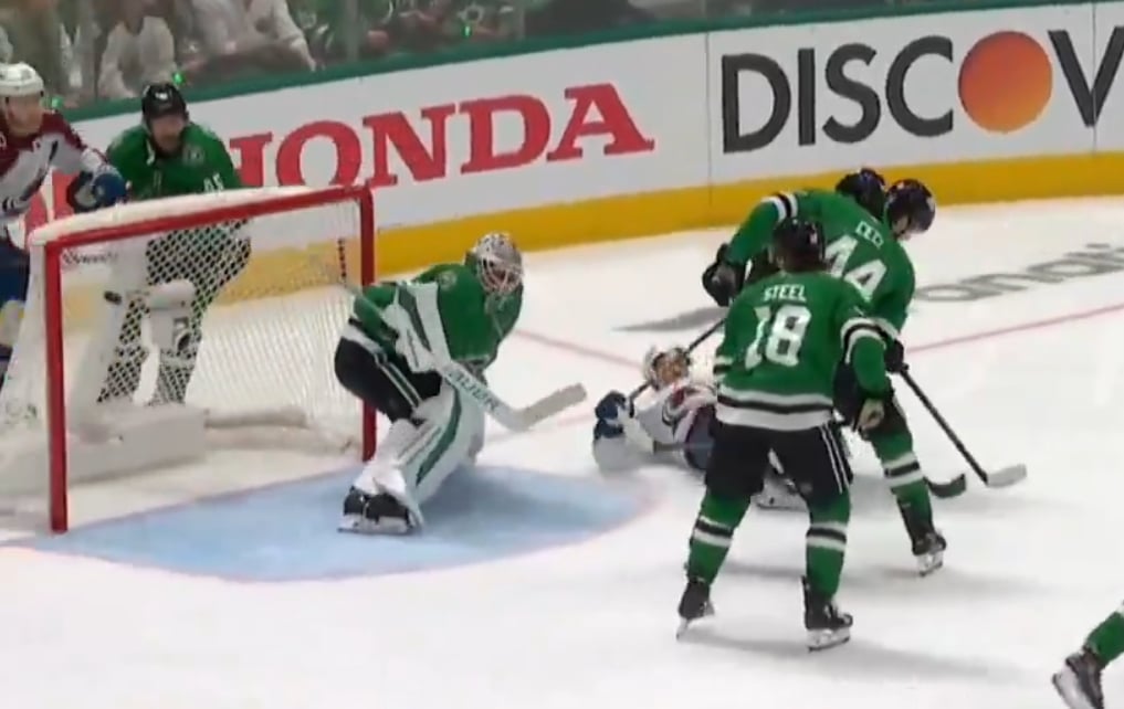 Artturi Lehkonen marque un but 'top corner' avec le pied et tout est légal