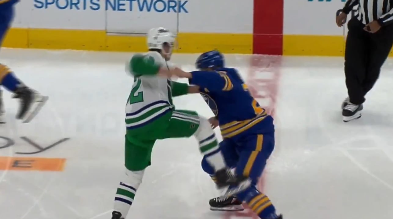 Jesperi Kotkaniemi ne fait qu'une bouchée de Dylan Cozens dès les premières secondes du match