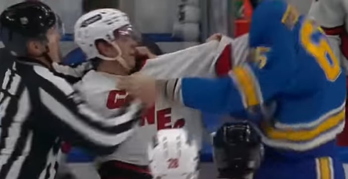 VIDÉO | Jesperi Kotkaniemi jette les gants face à un colosse de 6 pieds 6 pouces!