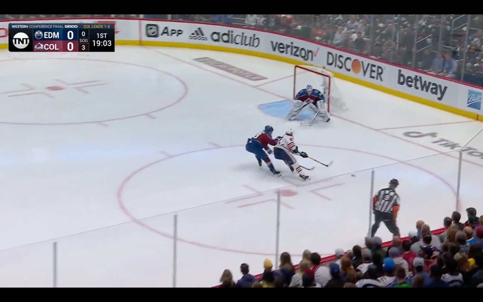 Cale Makar tue le jeu de Connor McDavid d'une seule main
