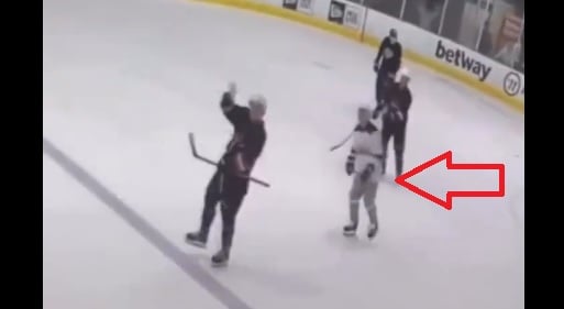 Sean Avery s'en prend à un adversaire dans un match amical!