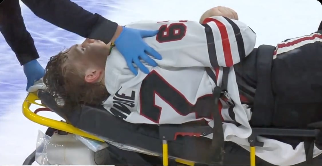 Samuel Savoie des Blackhawks sort du match en civière