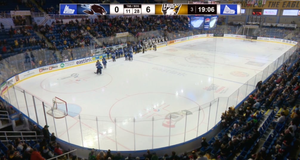 Scène effrayante dans la LHJMQ: Urgence médicale sur le banc des Sea Dogs