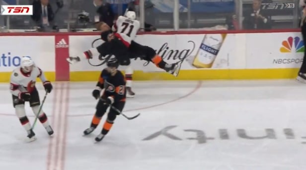 Ridly Greig démolit Rasmus Ristolainen en plein milieu de la glace