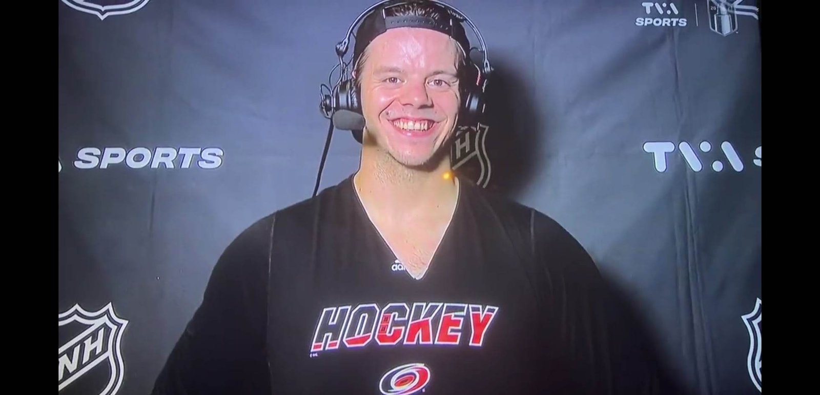Jesperi Kotkaniemi lance des fleurs à Joël Bouchard
