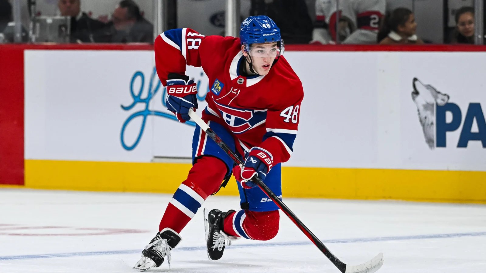 La LNH classe Lane Hutson parmi le top 5 des défenseurs cette saison