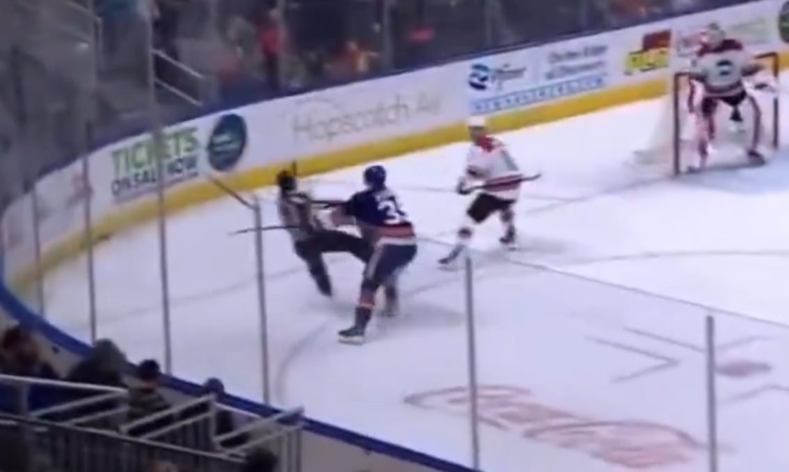 Un espoir des Islanders est suspendu 10 matchs pour avoir frappé un arbitre