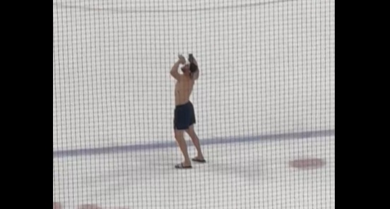Matthew Tkachuk s'est retrouvé en bédaine à caler des bières et les exploser sur la patinoire!