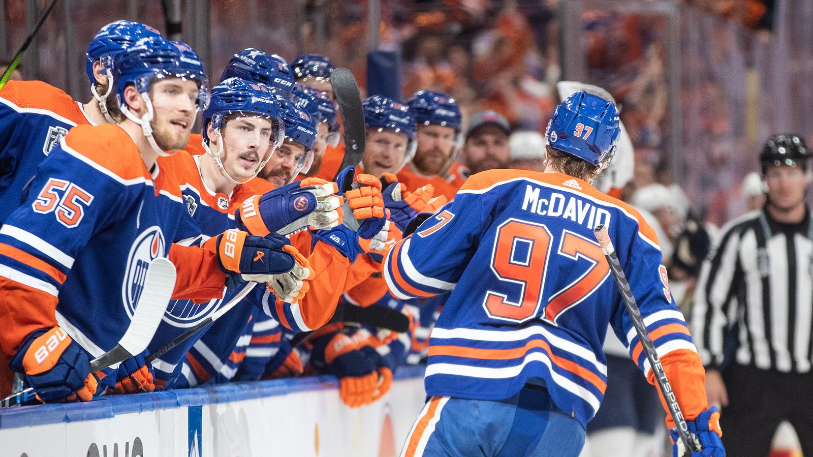 Connor McDavid surpasse Wayne Gretzky dans la victoire