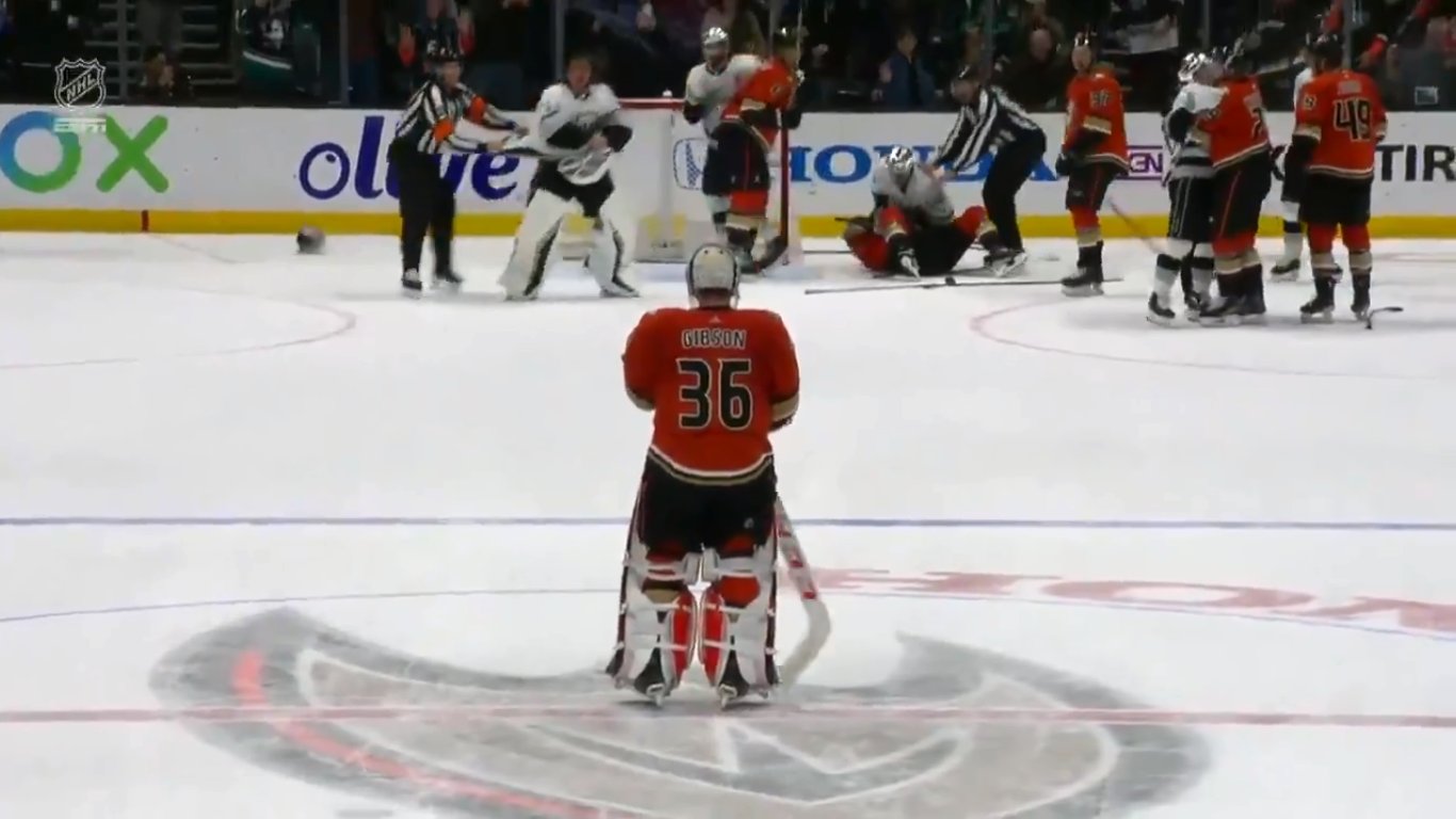 Les officiels évitent un combat de gardiens lors du match entre les Kings et les Ducks
