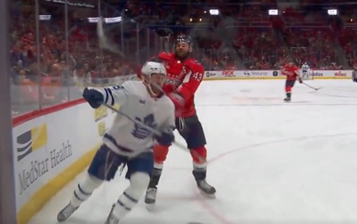 Tom Wilson assène un violent coup de bâton à Noah Gregor des Leafs