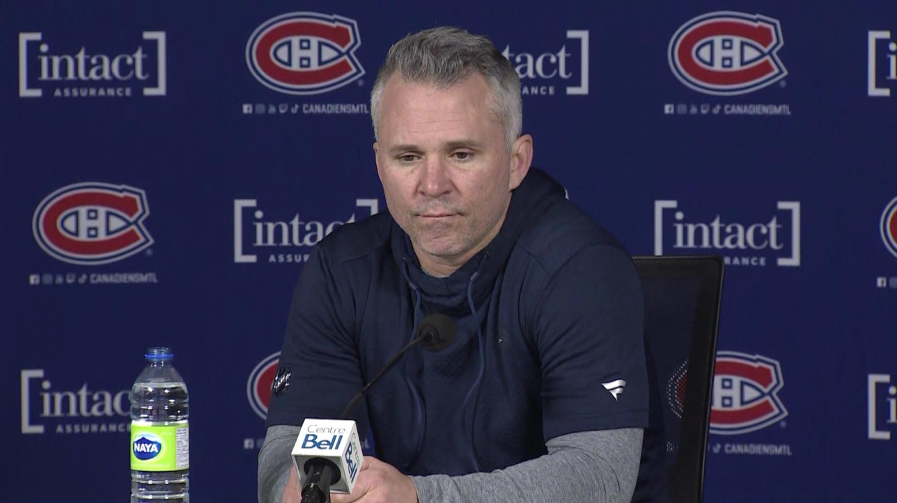 Martin St. Louis donne un conseil à ses joueurs en vue du match de lundi