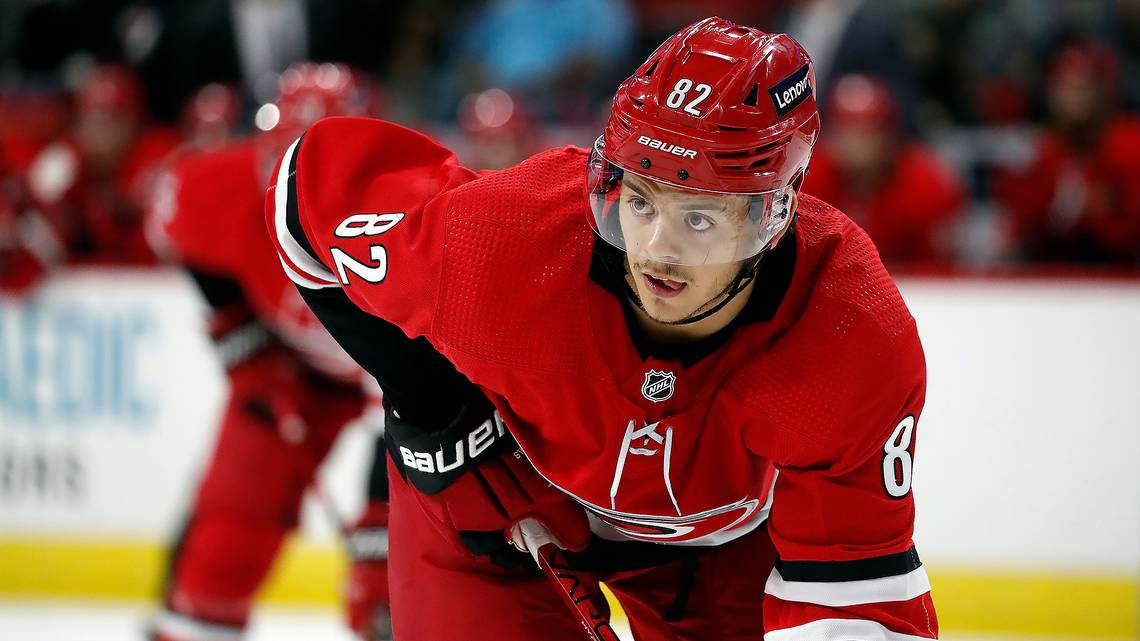 Martin Lemay traite Jesperi Kotkaniemi d'épais et d'immature