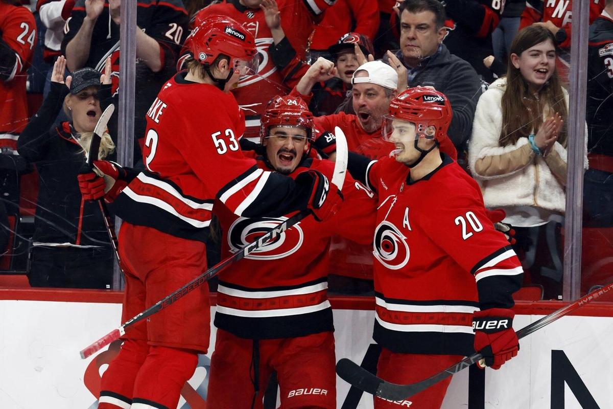Sept joueurs réguliers des Hurricanes n'étaient pas à l'entraînement de l'équipe