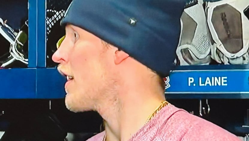 Patrik Laine réagit à l'ovation qu'il a reçu ce soir pendant le match