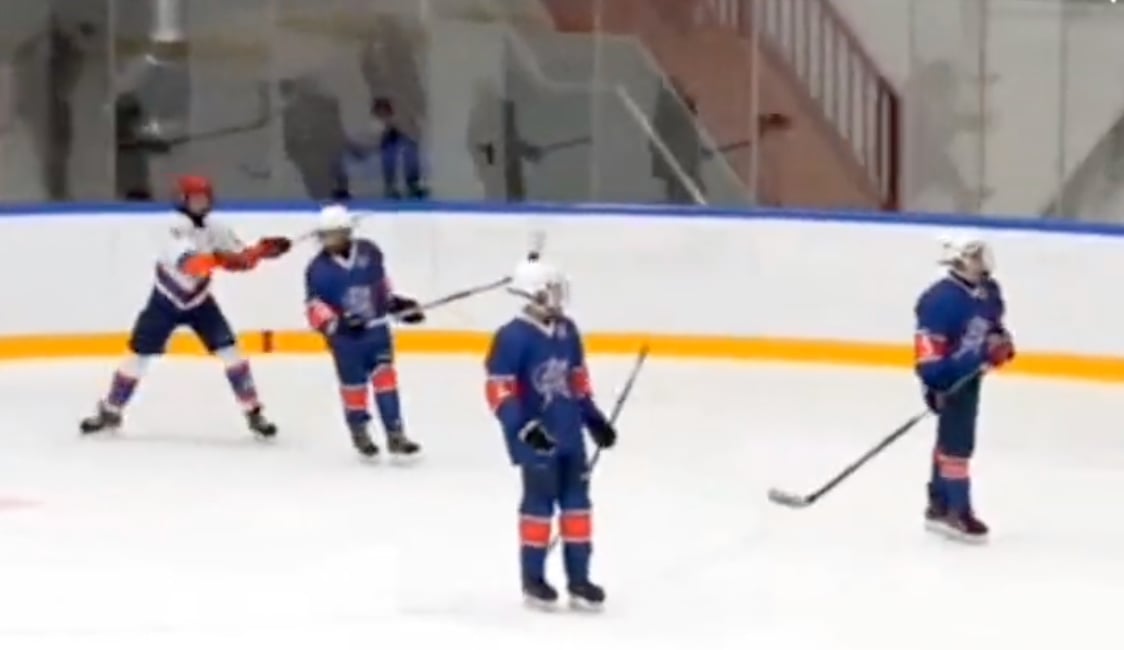 À VOIR! Un jeune joueur Russe pète un plomd et attaque un joueur adverse avec son bâton