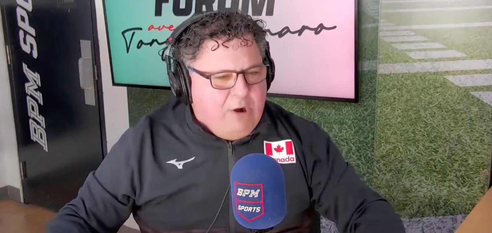 Tony Marinaro appelle une station radio de Boston en plein milieu de son émission
