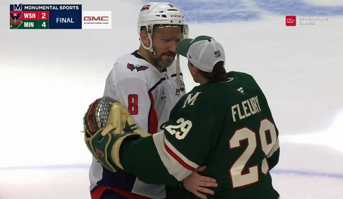 Alex Ovechkin empêche ses coéquipiers de rentrer au vestiaire afin d'aller serrer la main à Marc-André Fleury