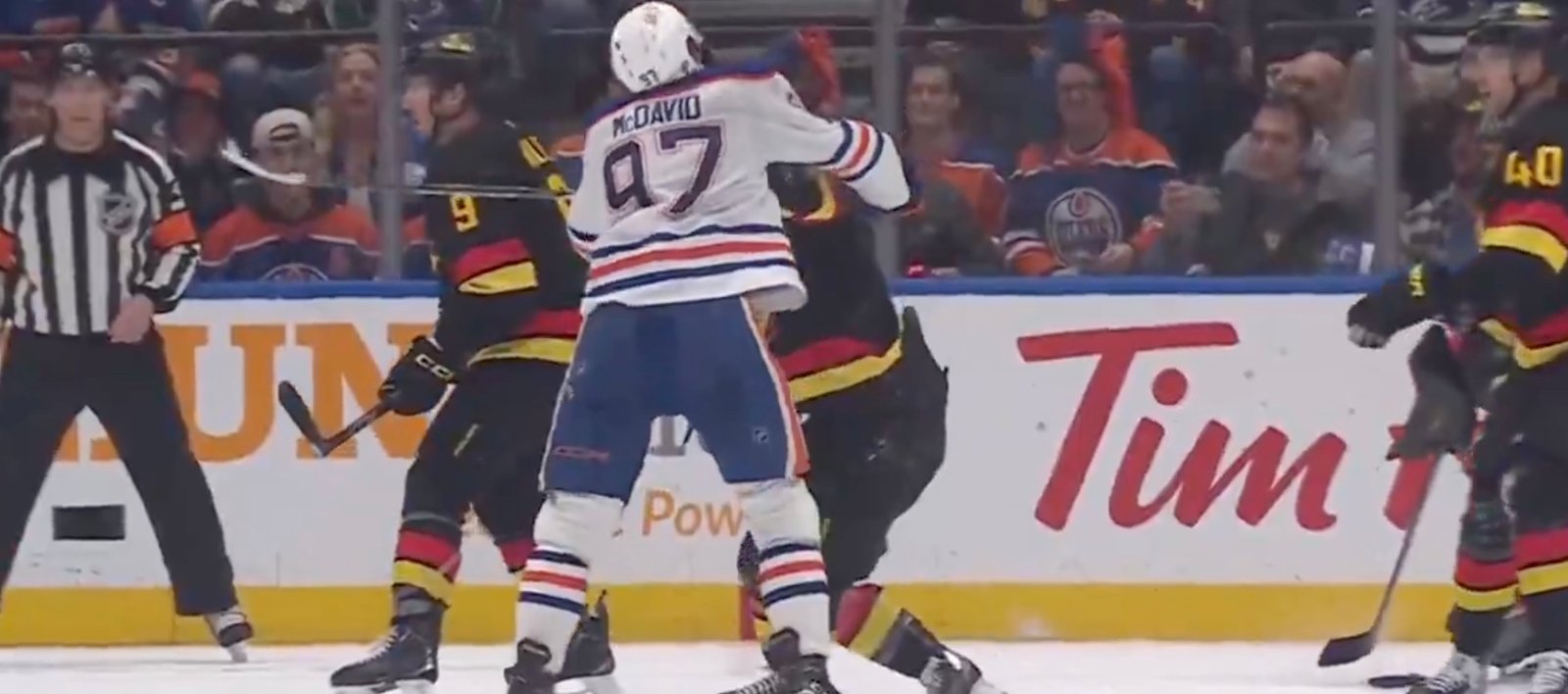 Connor McDavid expulsé du match contre les Canucks